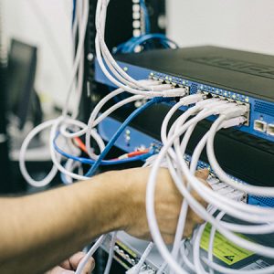 Impianti di Rete “Fai-da-te”: Le Conseguenze Legali per l’Imprenditore
